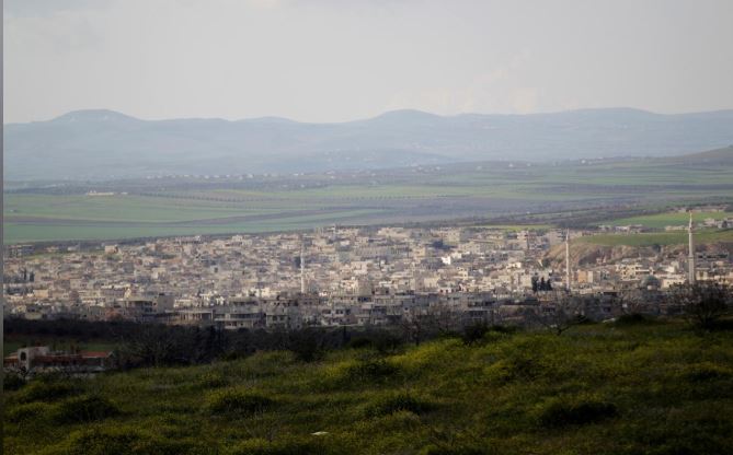 منظر عام لبلدة خان شيخون في ريف إدلب بصورة من أرشيف رويترز.